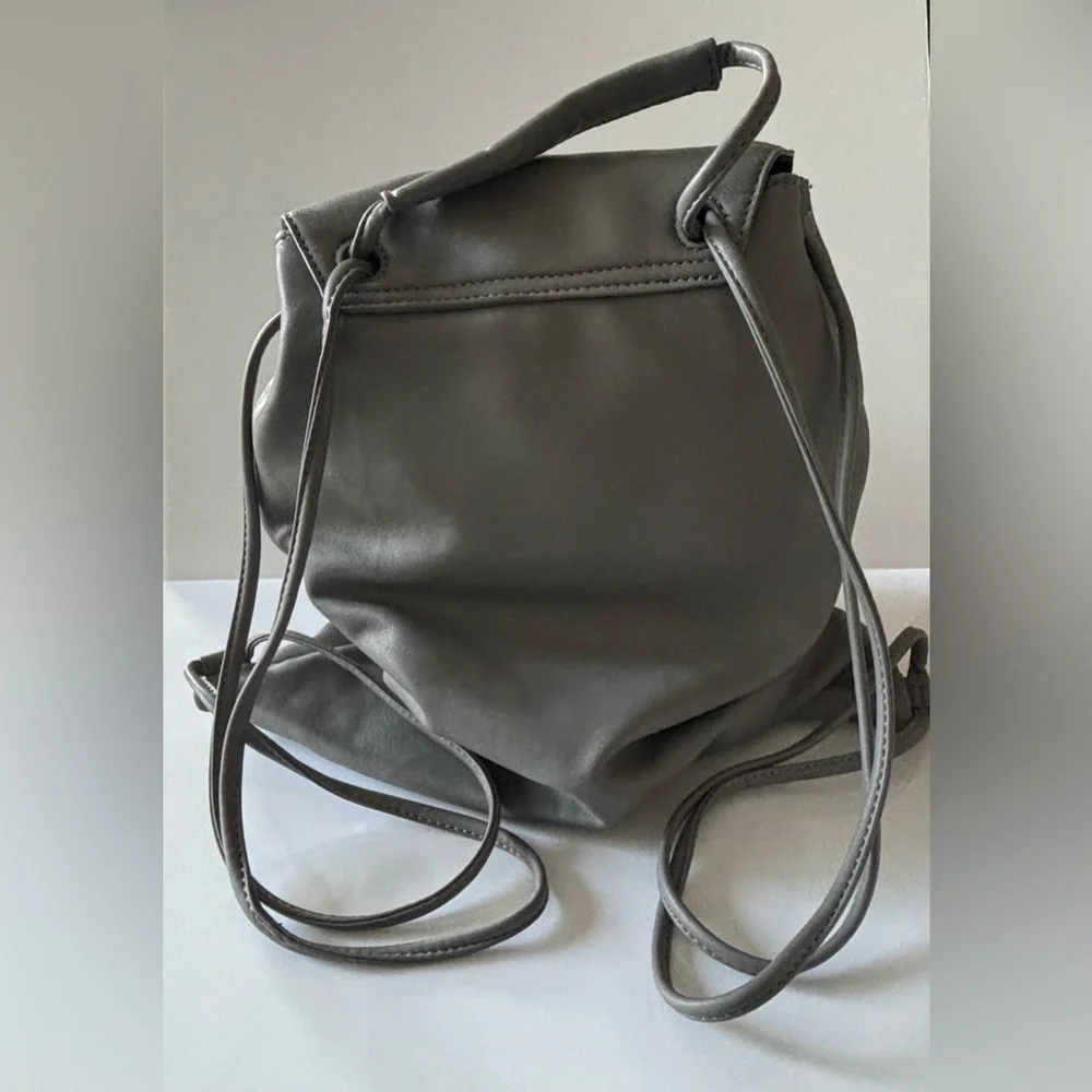 🦋2/25$ CoLab Gray faux soft Leather Pouch Back Pack - Picture 5 of 15